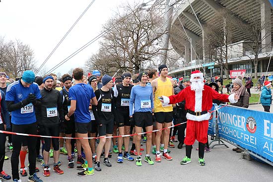 Vor dem Start zum Nikolausklauf 2017: Veranstalter Alexander Fricke (Nikolaus)(© Foto. Martin Schmitz)